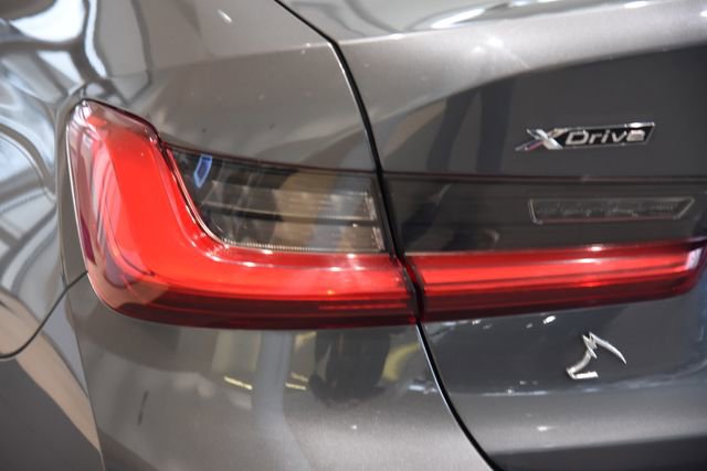 Used 2020 BMW 330i xDrive Sedan w/ Premium Package image 9