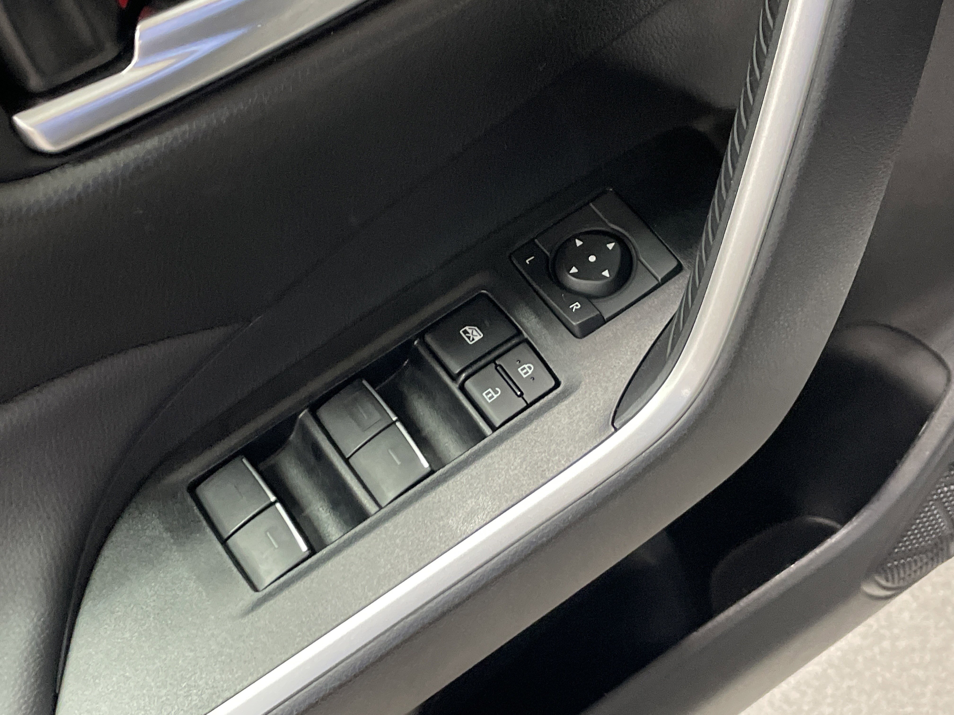 Used 2025 Toyota RAV4 XLE w/ Convenience Package image 15