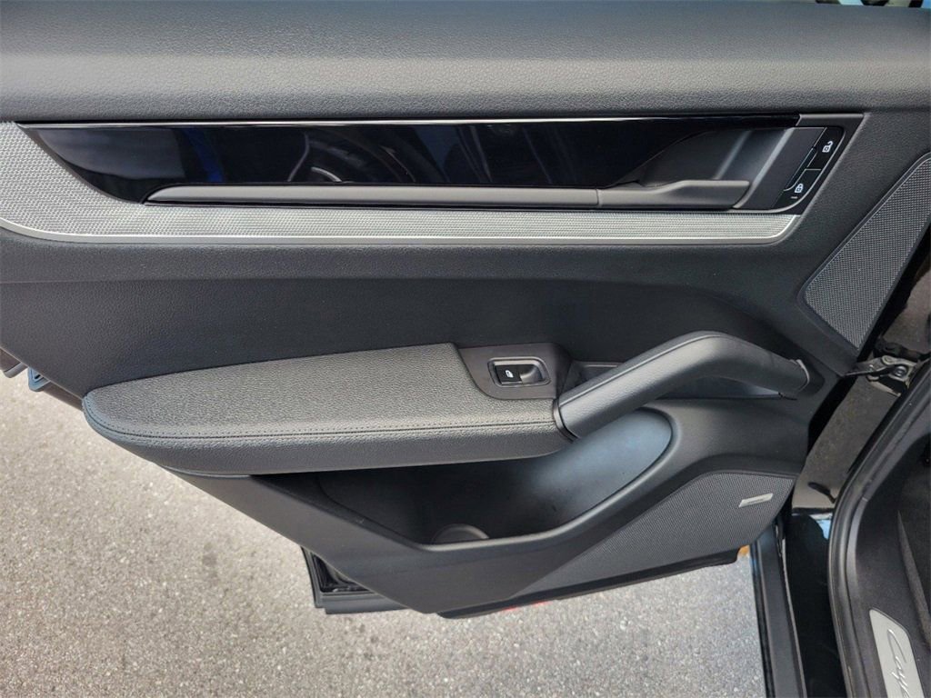 Certified 2025 Porsche Cayenne image 11