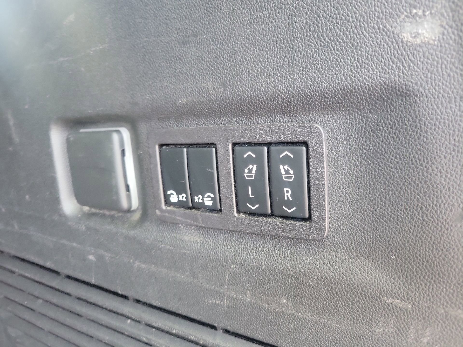 Used 2023 GMC Yukon XL Denali AWD/4WD image 12
