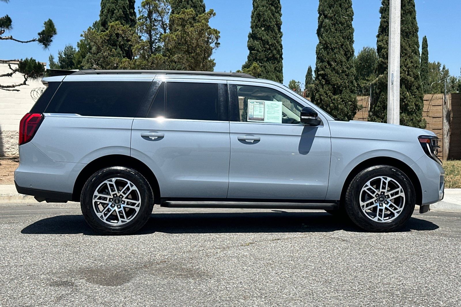 Used 2025 Ford Expedition Active AWD/4WD image 3