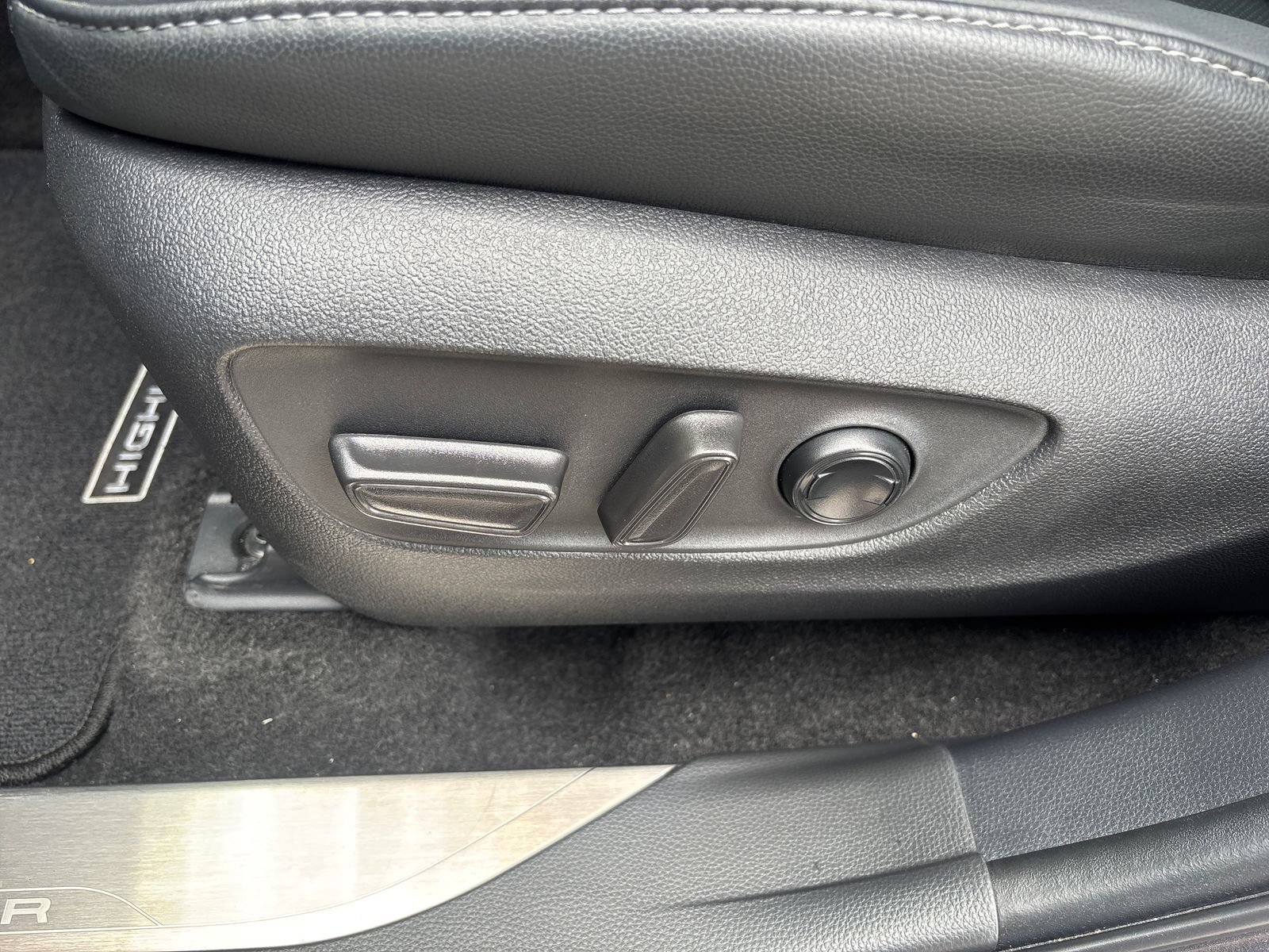 Used 2025 Toyota Highlander Limited FWD image 32