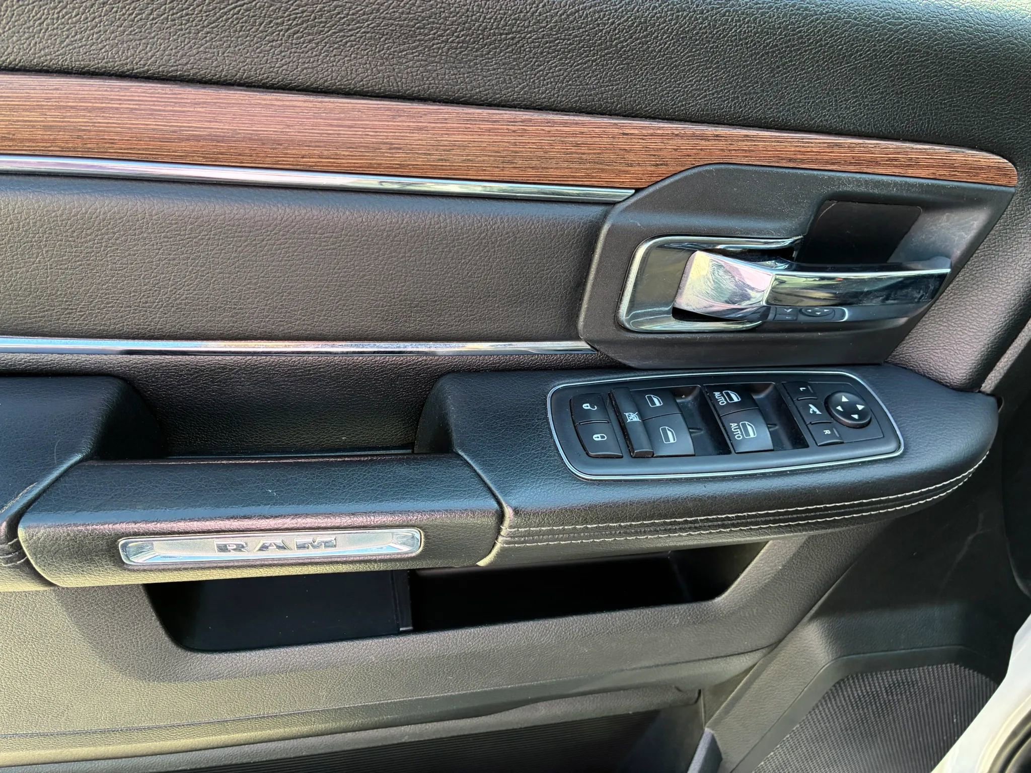 Used 2018 RAM 1500 Laramie image 16