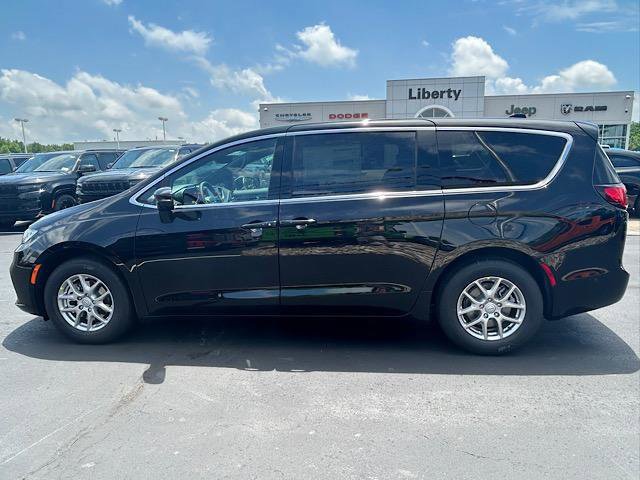 New 2025 Chrysler Pacifica Select image 3