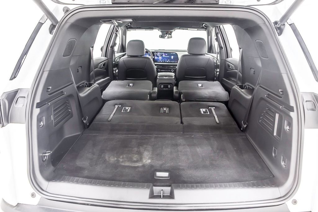 Used 2025 Chevrolet Traverse LT image 37
