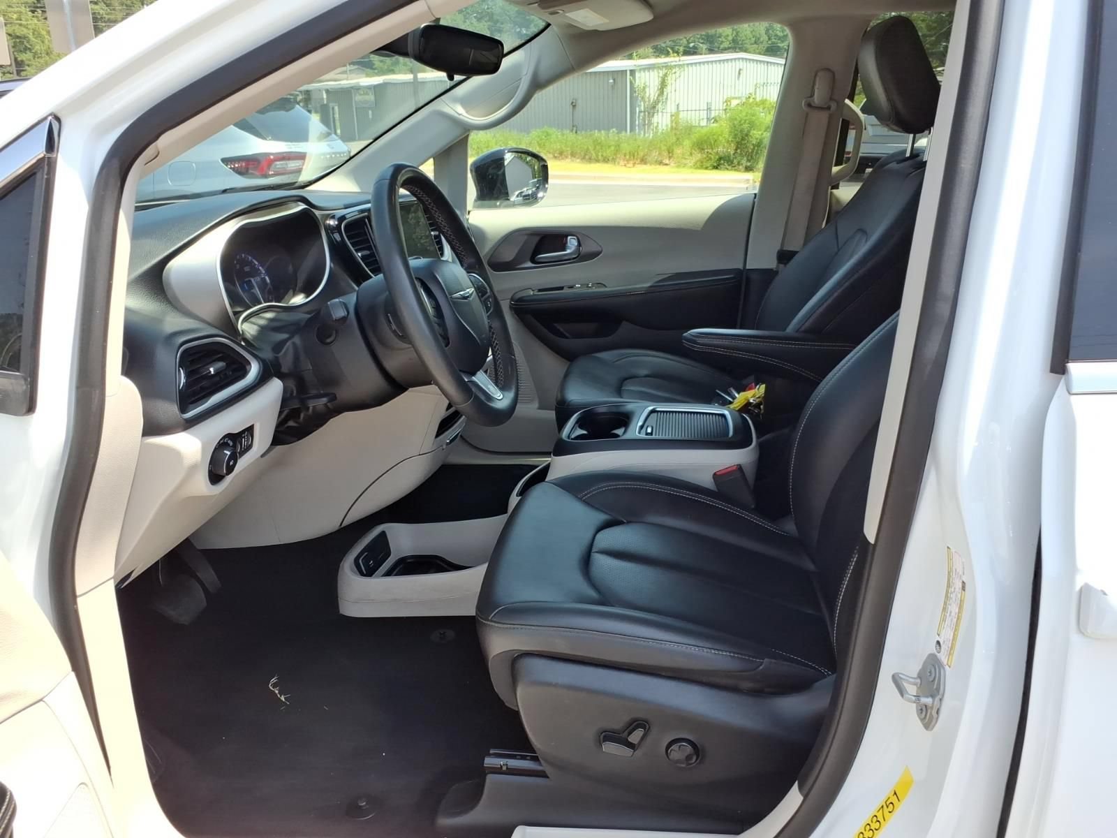 Used 2024 Chrysler Pacifica Touring-L FWD image 8