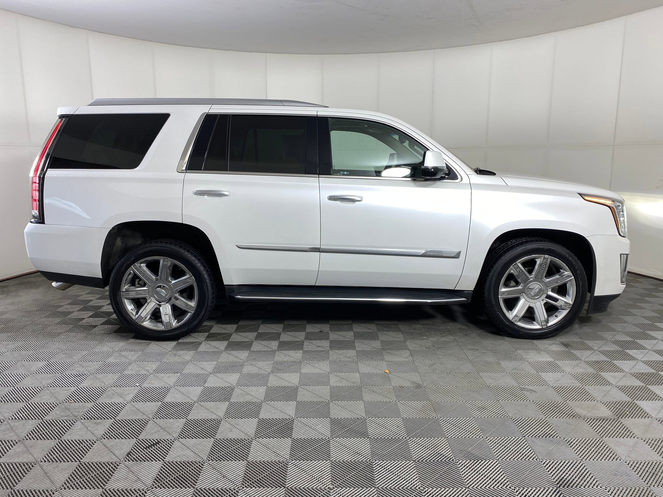 Used 2016 Cadillac Escalade Luxury image 7