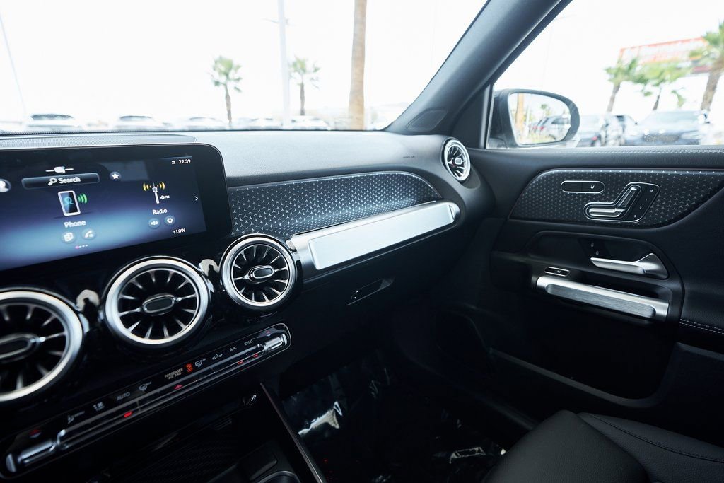 Used 2025 Mercedes-Benz GLB 250 4MATIC w/ Exclusive Package image 58