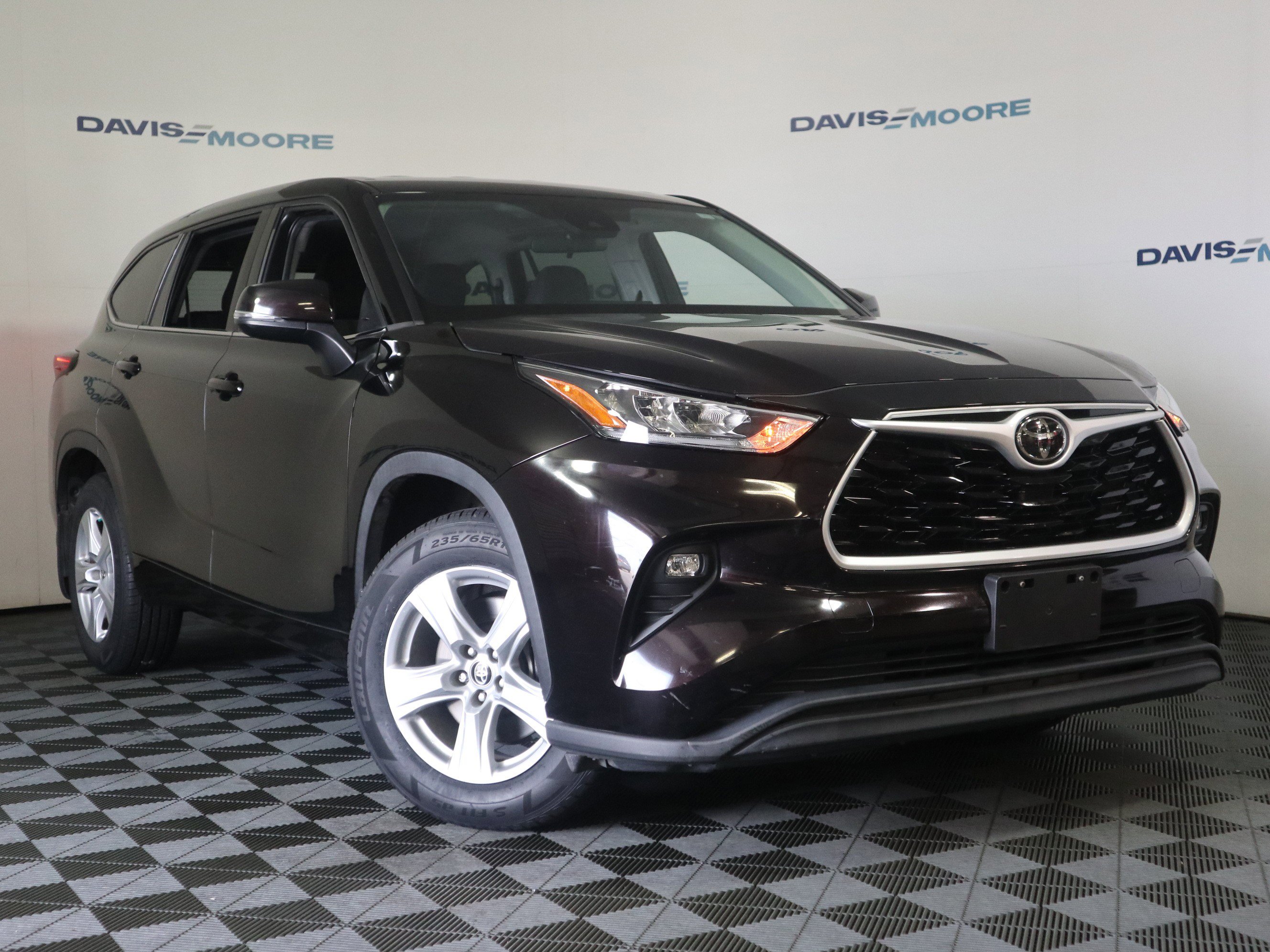 Used 2020 Toyota Highlander LE image 2