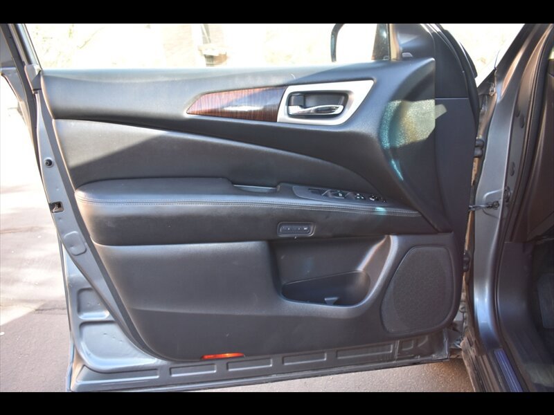 Used 2015 Nissan Pathfinder Platinum AWD/4WD image 18