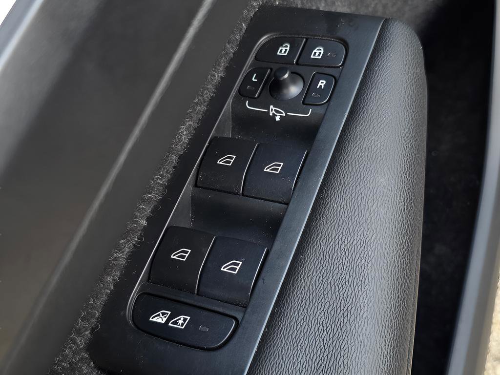 Used 2020 Volvo XC40 T5 Momentum image 18