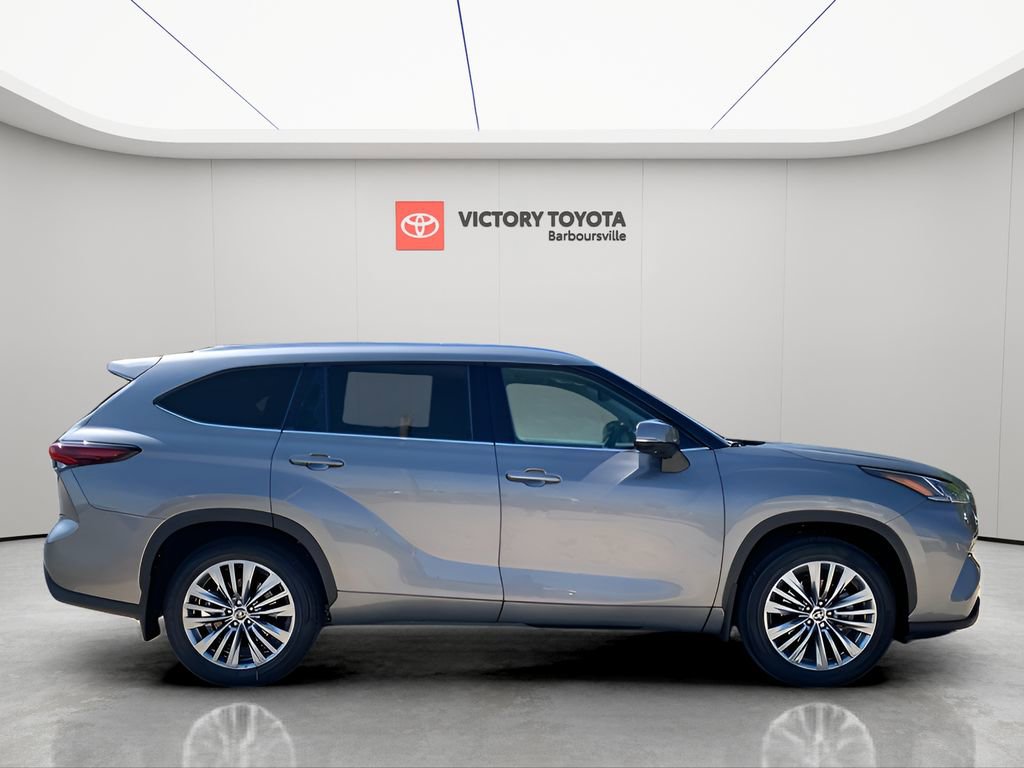 New 2025 Toyota Highlander Platinum image 3