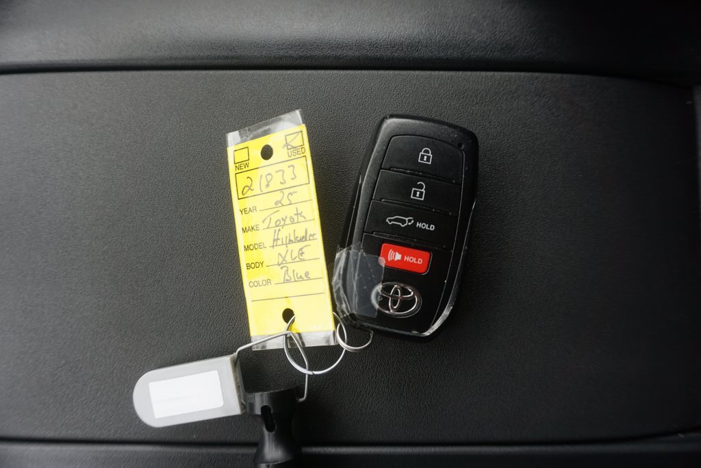 Certified 2025 Toyota Highlander XLE FWD image 35