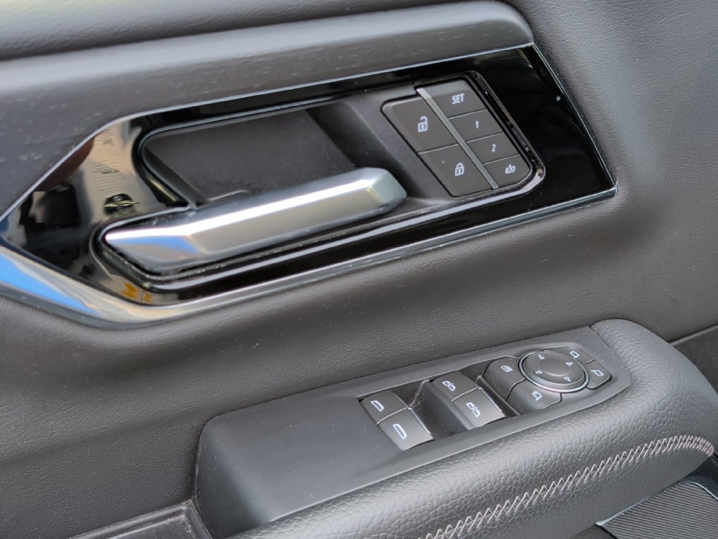 Used 2025 GMC Yukon Denali AWD/4WD image 15
