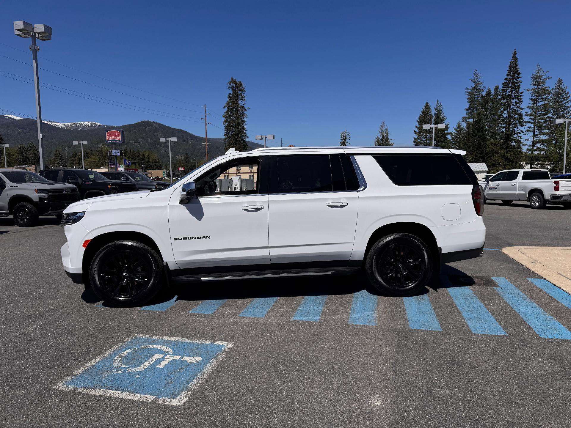 Used 2024 Chevrolet Suburban Premier w/ Premium Package AWD/4WD image 4