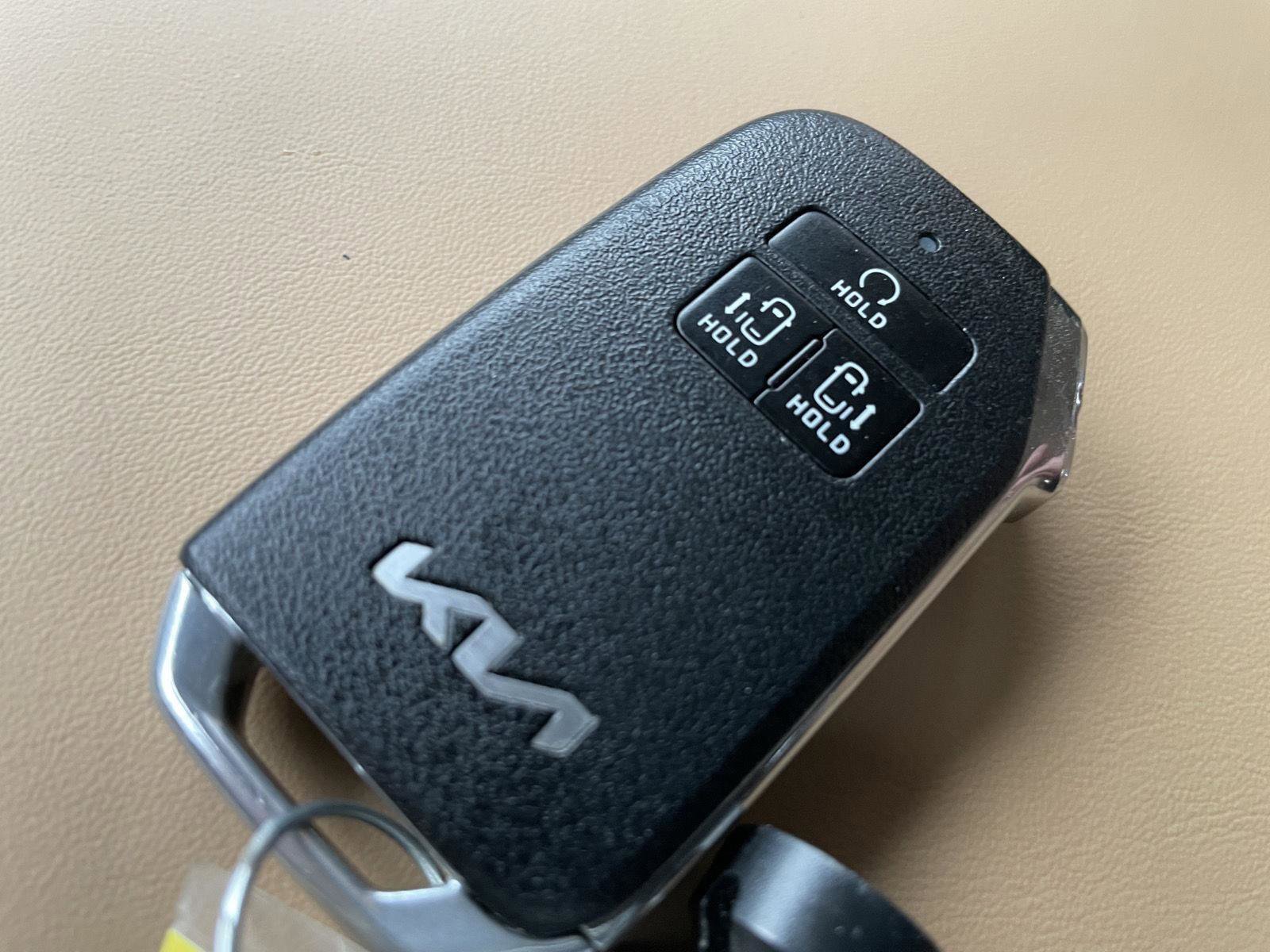 Used 2023 Kia Carnival EX image 35