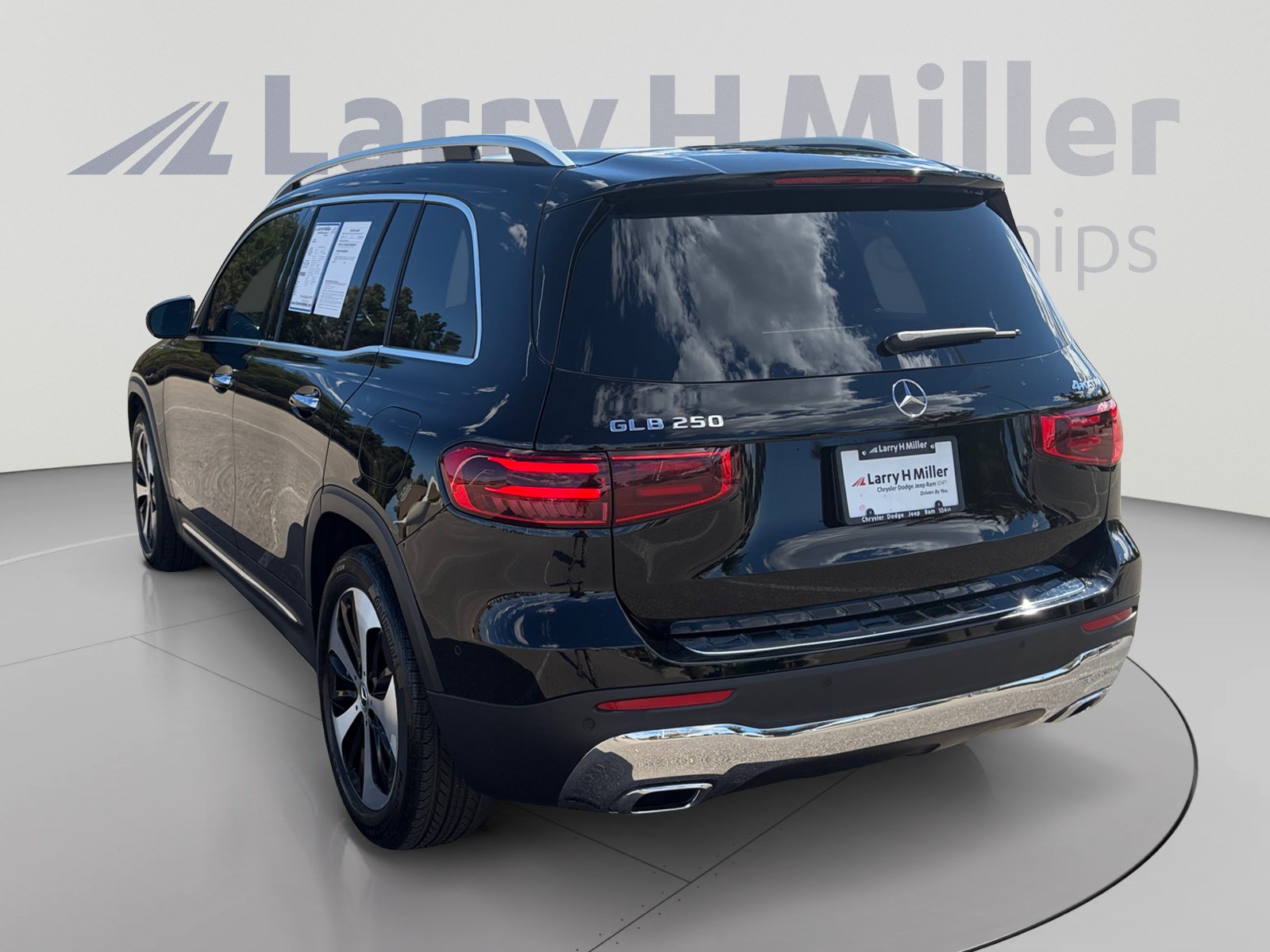 Used 2025 Mercedes-Benz GLB 250 4MATIC image 4