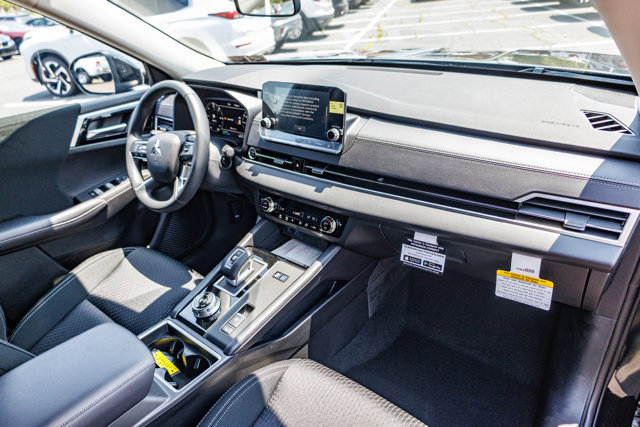 New 2025 Mitsubishi Outlander ES image 17