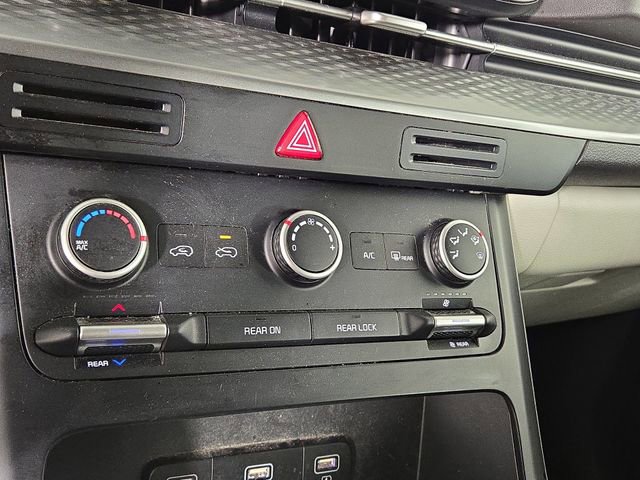 Used 2022 Kia Carnival LX image 19