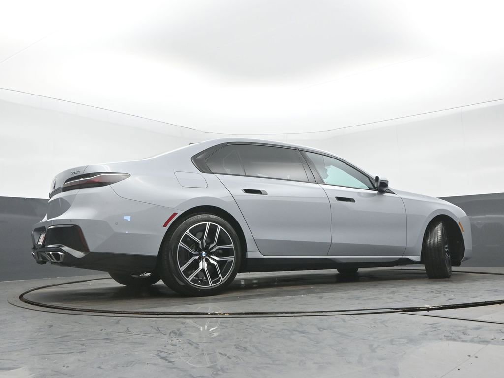 Used 2023 BMW 760i xDrive image 32