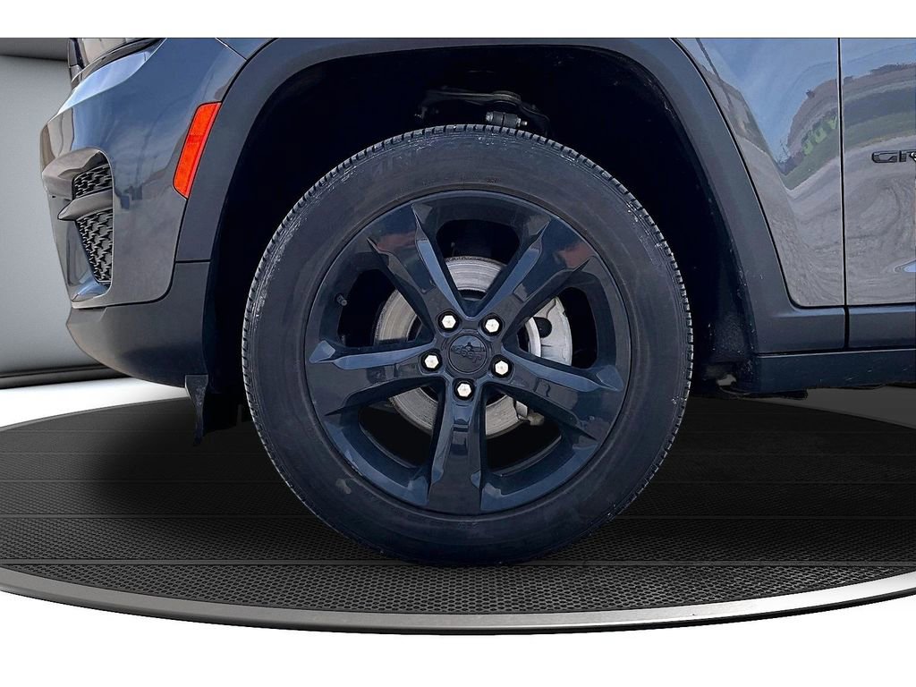 Used 2023 Jeep Grand Cherokee Altitude AWD/4WD image 11
