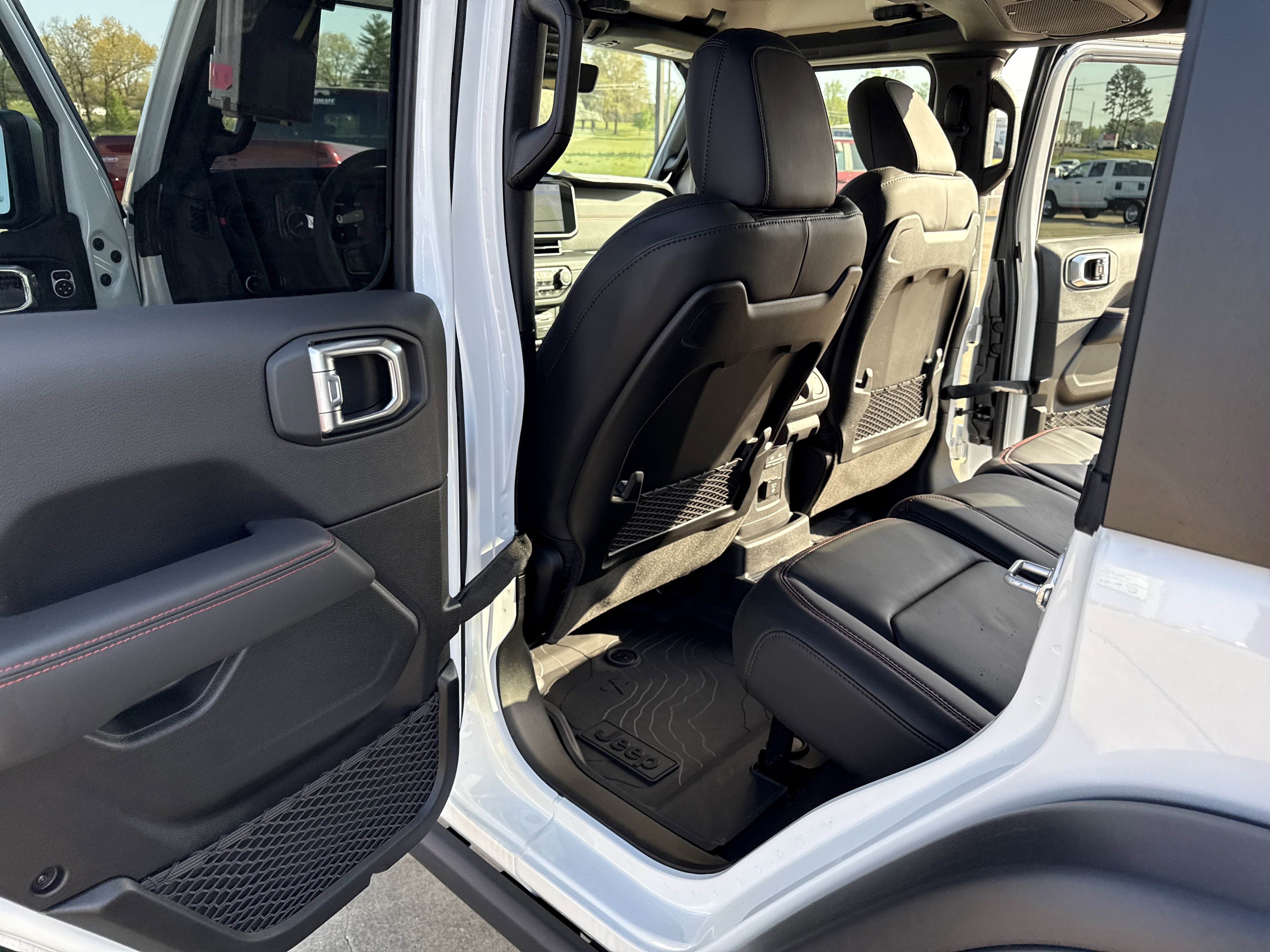 New 2025 Jeep Wrangler Unlimited Rubicon w/ Technology Group image 25