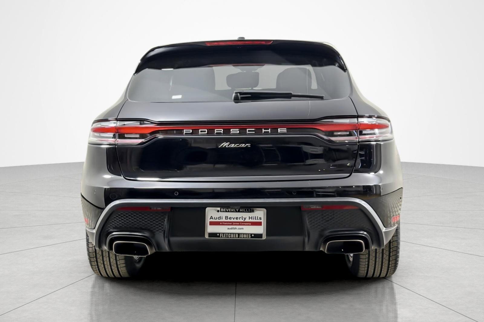 Used 2022 Porsche Macan w/ Driver Memory Package image 4