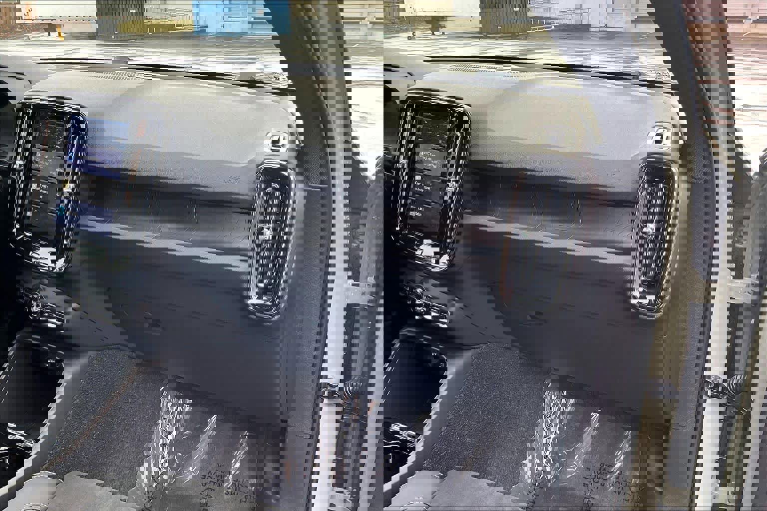 Used 2023 Volvo XC40 Recharge Ultimate image 19