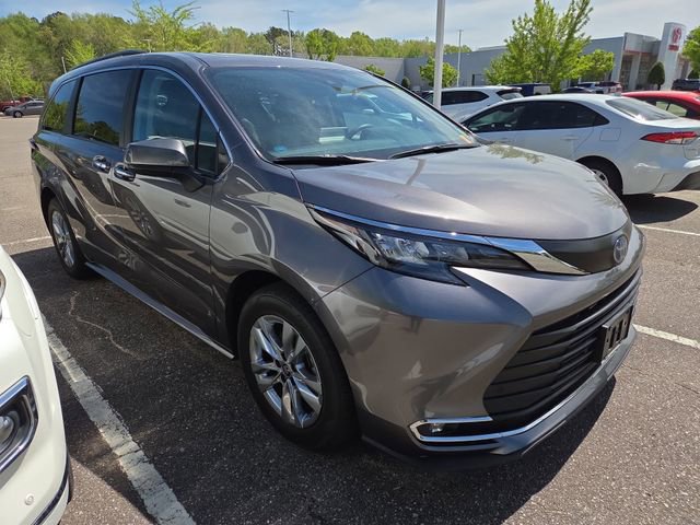 Used 2024 Toyota Sienna XLE w/ XLE Plus Package image 1