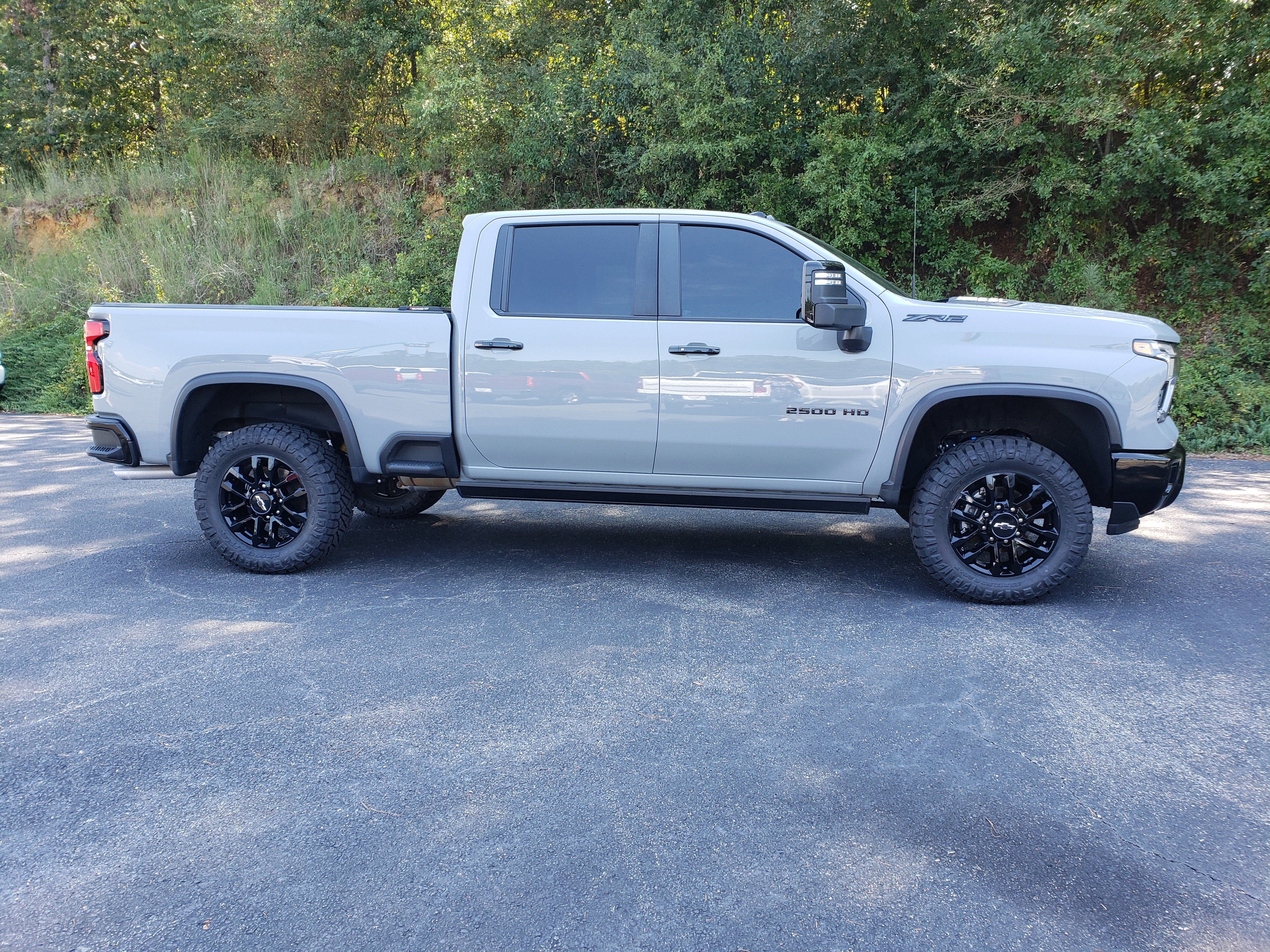 Used 2024 Chevrolet Silverado 2500 ZR2 w/ Technology Package image 3