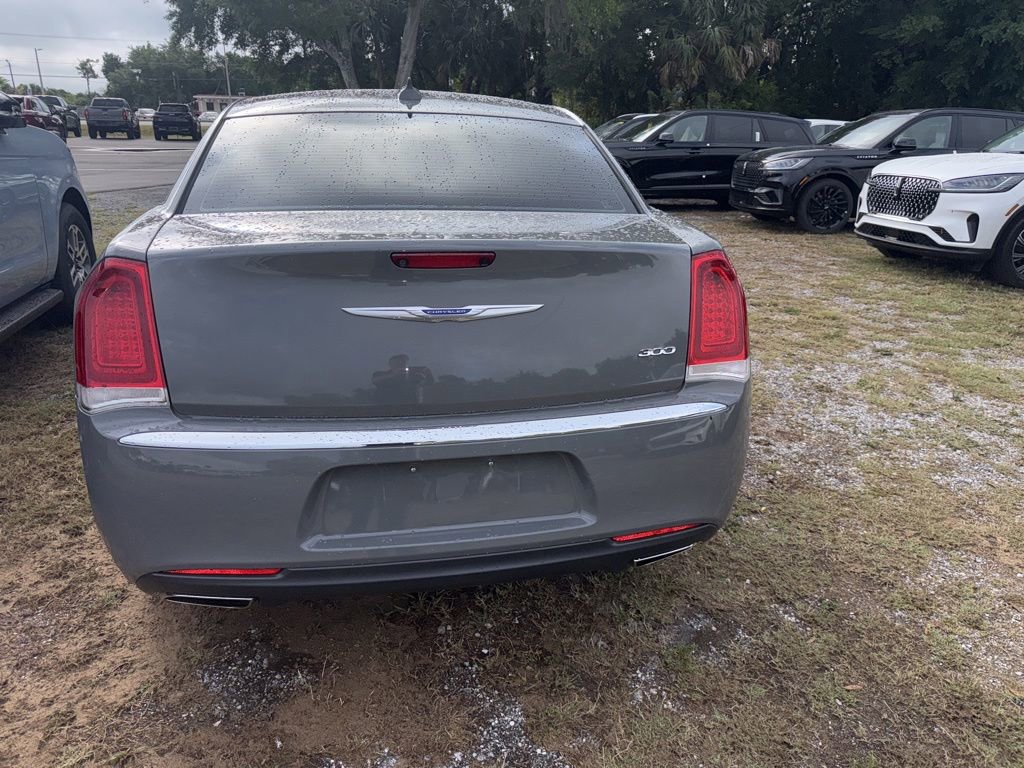 Used 2018 Chrysler 300 Touring L RWD image 5