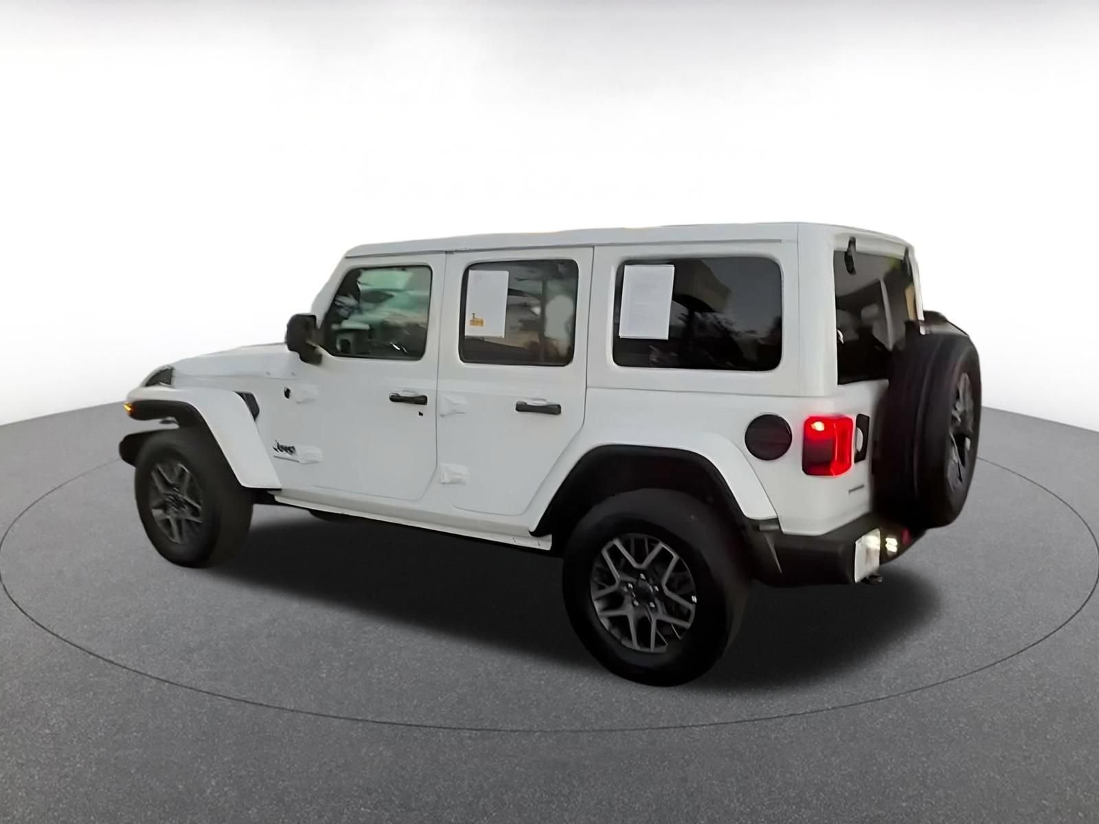 Used 2025 Jeep Wrangler Unlimited Sahara AWD/4WD image 9