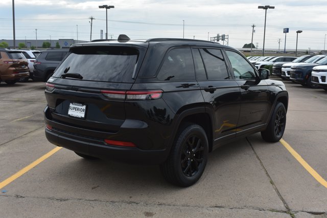 Used 2024 Jeep Grand Cherokee Altitude RWD image 5