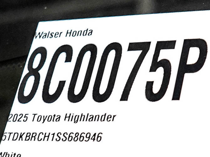 Used 2025 Toyota Highlander XLE AWD/4WD image 32