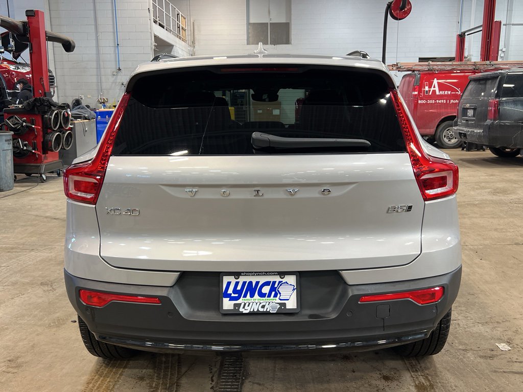 Used 2025 Volvo XC40 B5 Plus image 3