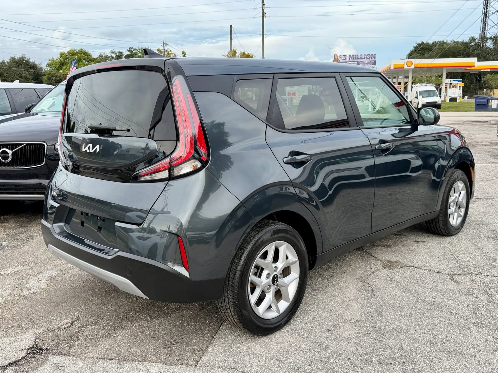 Used 2025 Kia Soul LX w/ LX Technology Package FWD image 4