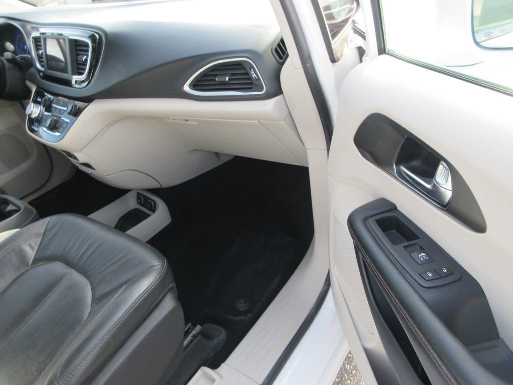 Used 2020 Chrysler Pacifica Touring-L image 18
