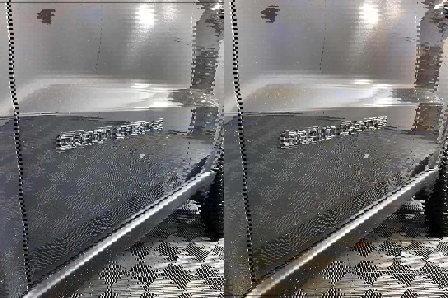 Used 2018 Jeep Grand Cherokee Laredo image 30