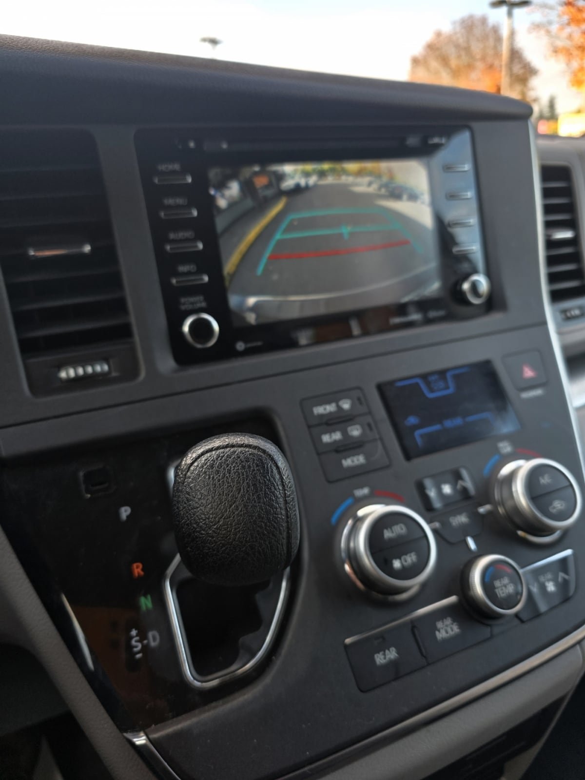 Used 2018 Toyota Sienna LE FWD image 12