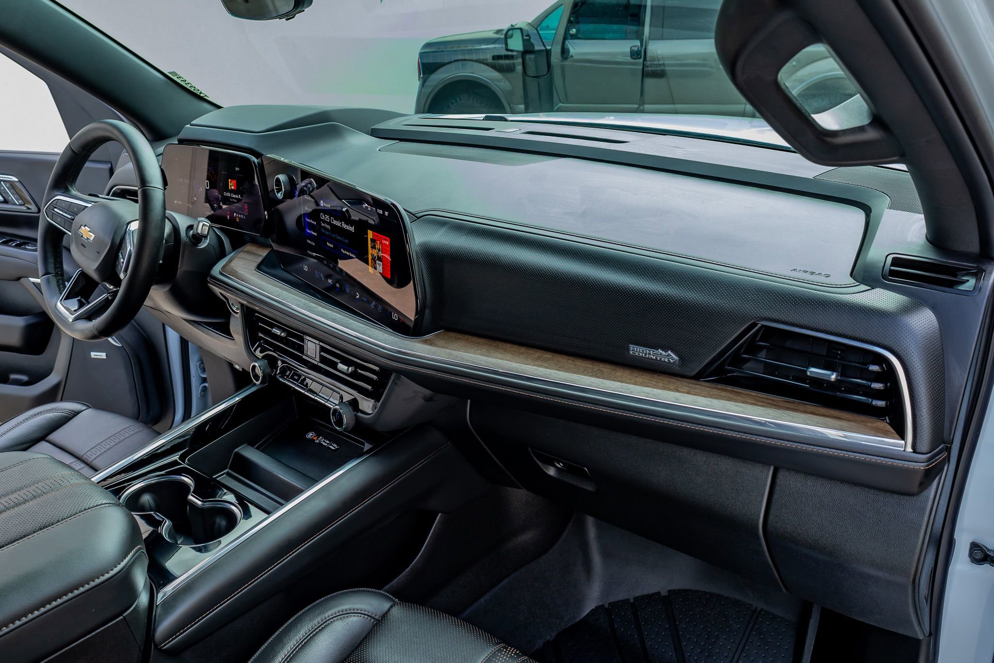 Used 2026 Chevrolet Suburban High Country AWD/4WD image 18