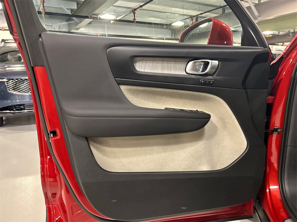 Certified 2023 Volvo XC40 B5 Plus w/ Climate Package image 9