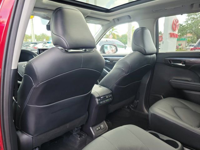 Certified 2021 Toyota Highlander Platinum AWD/4WD image 9