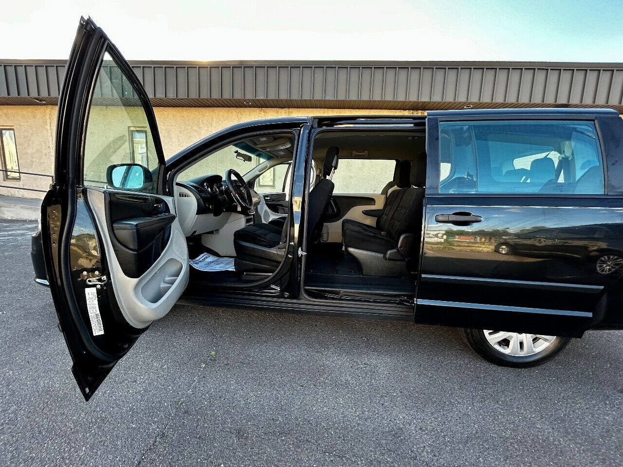 Used 2016 Dodge Grand Caravan image 26