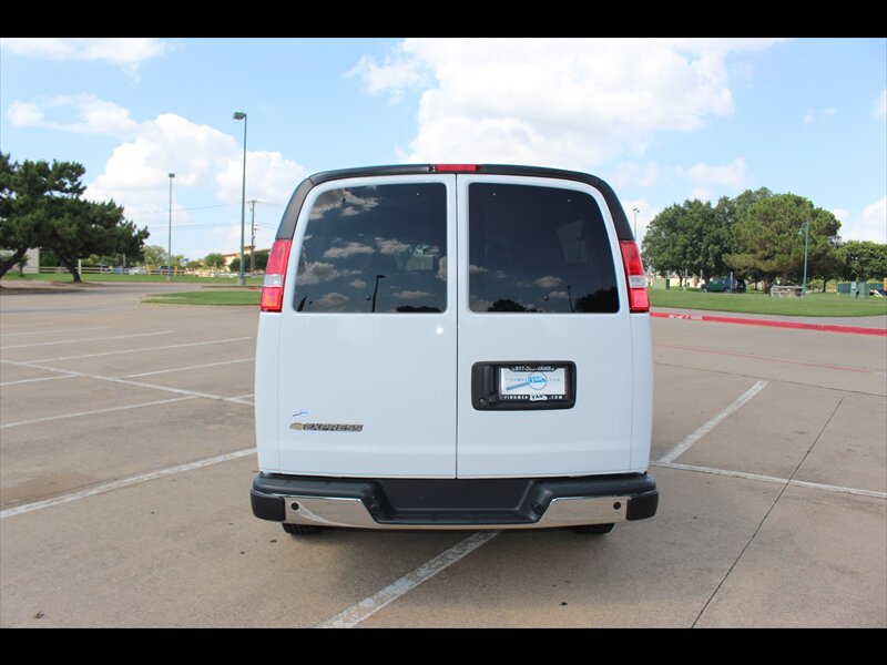 Used 2025 Chevrolet Express 3500 LT w/ LT Preferred Equipment Group RWD image 4