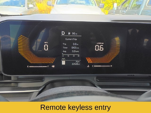 Used 2025 Kia Carnival EX FWD image 14