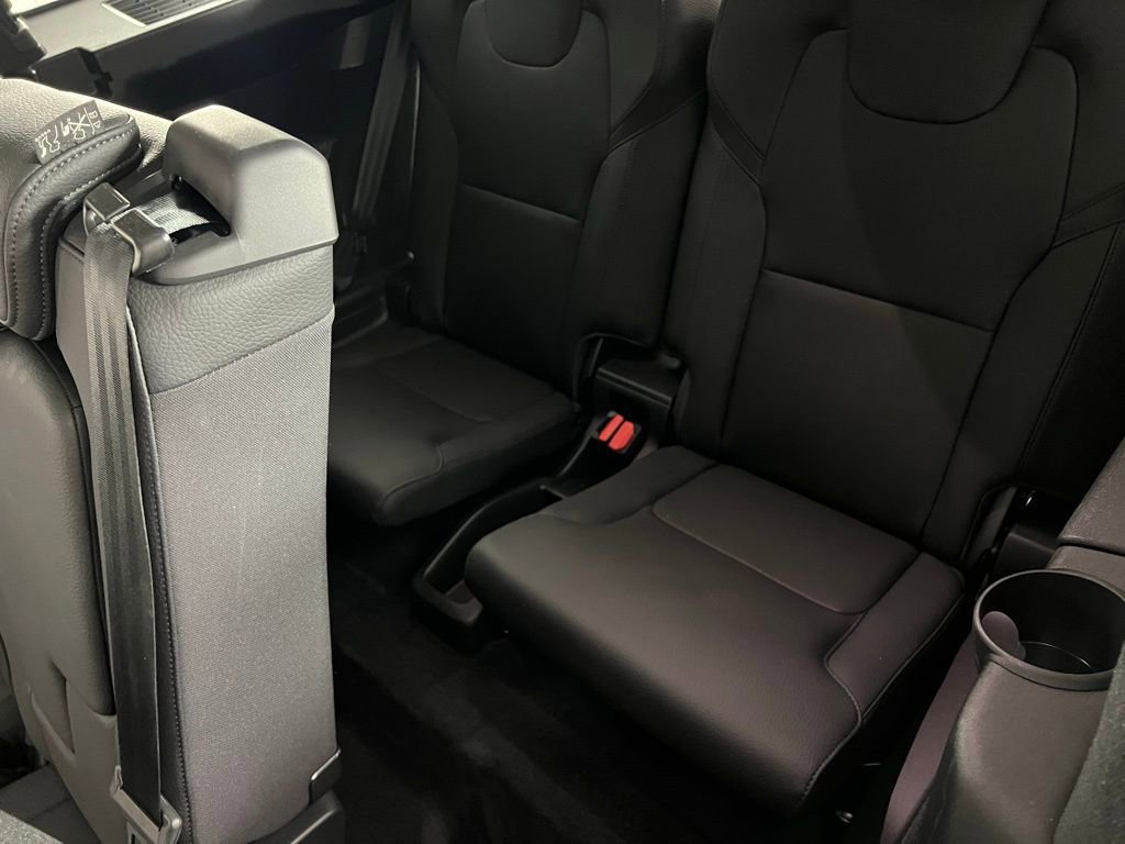 Used 2025 Volvo XC90 B6 Plus image 26