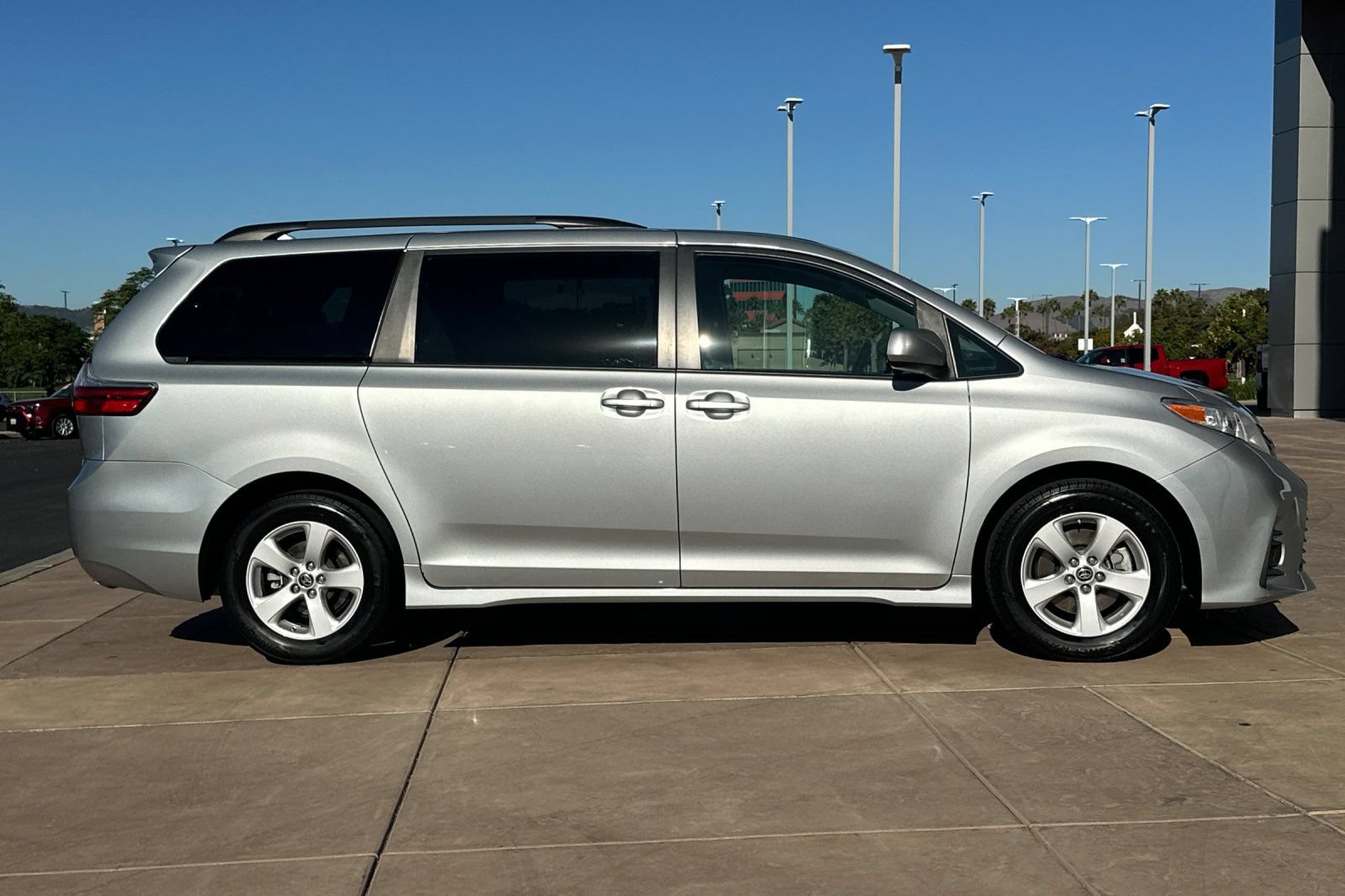 Used 2020 Toyota Sienna LE FWD image 3