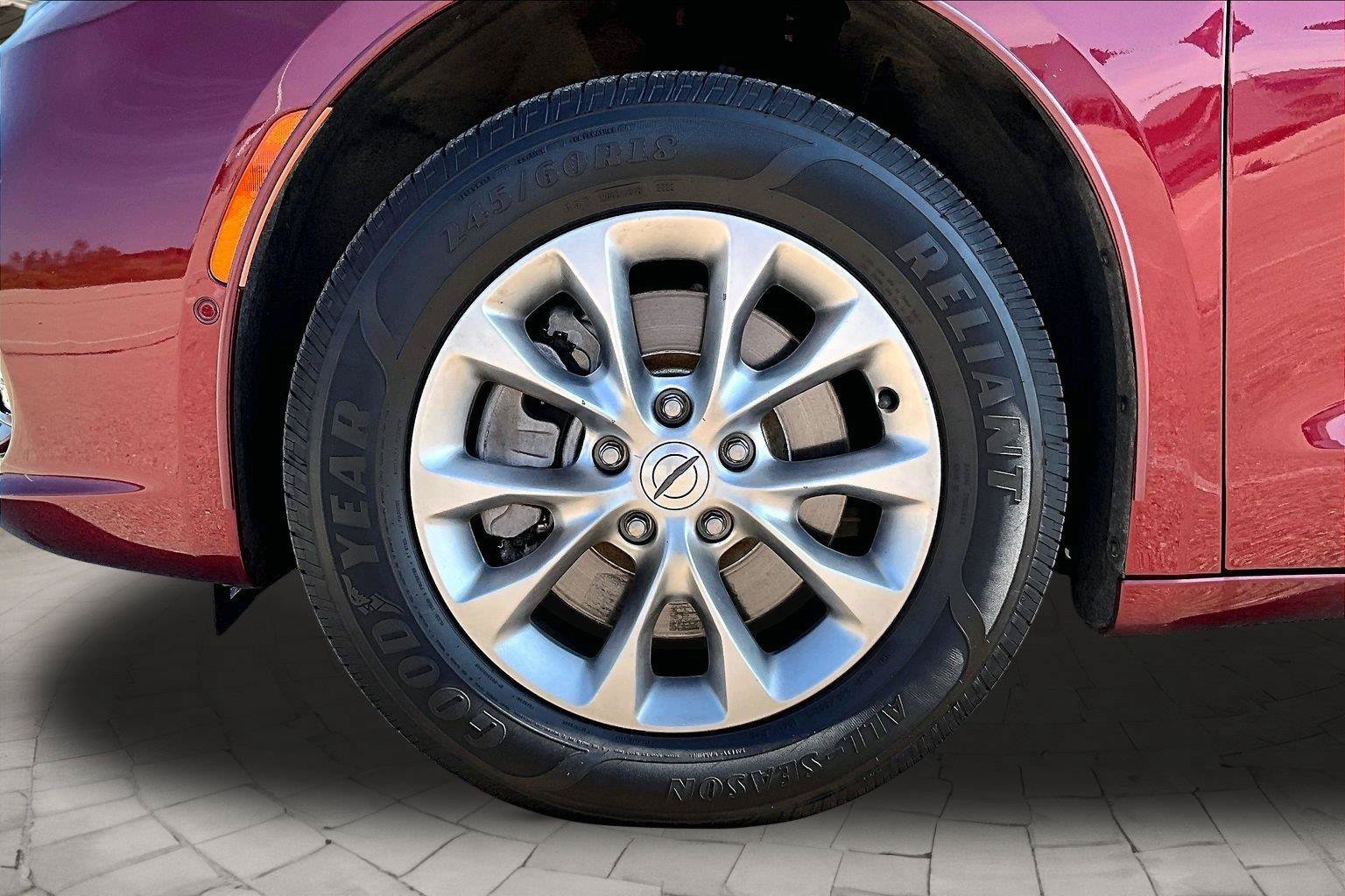 Used 2023 Chrysler Pacifica Touring-L AWD/4WD image 15