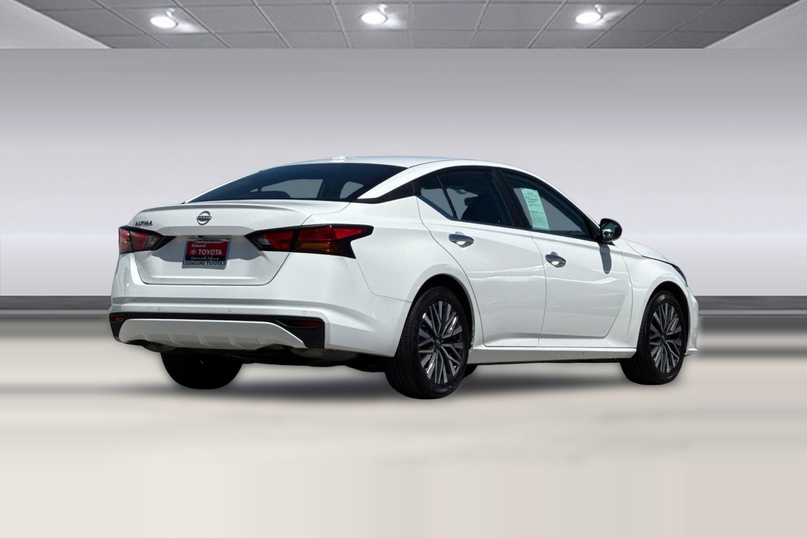 Used 2025 Nissan Altima 2.5 SV FWD image 3