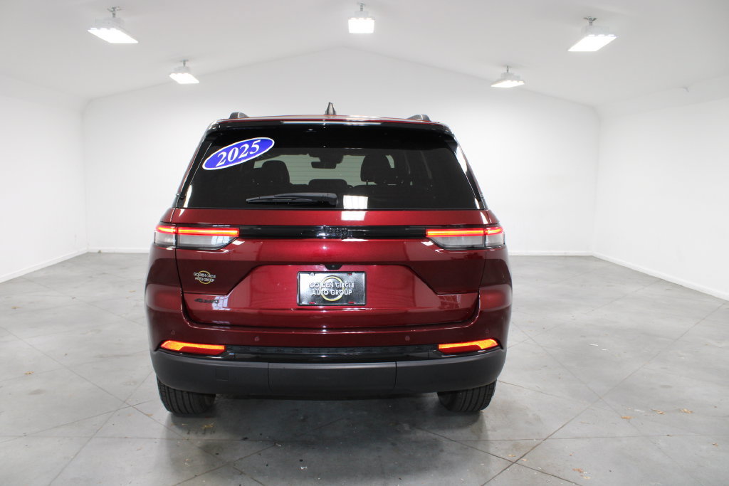 Used 2025 Jeep Grand Cherokee Altitude AWD/4WD image 8